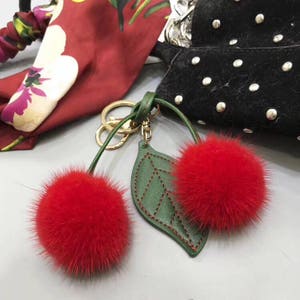 Kirschentasche Charm rot Nerz Puffs Kugel niedlich Pom Poms Schlüsselanhänger