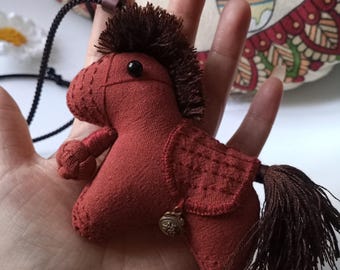 Guardian Horse Amulet 2026 Chinese Zodiac Ornament, Handmade Retro Red Fabric Lucky Charm, New Year Gift Bag Charm Winter Necklace Pendant