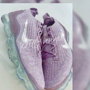 Nike Air VaporMax Sneakers mit Swarovski-Kristallen – Handgefertigt in Pflaumennebel | Glitzerndes Geschenk für Sie