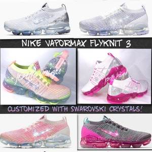 Puede incluir: Una colecci&oacute;n de zapatillas Nike Vapormax Flyknit 3 personalizadas con cristales de Swarovski. Las zapatillas son de varios colores, incluyendo negro, blanco, rosa, verde y azul. El texto "NIKE VAPORMAX FLYKNIT 3" y "CUSTOMIZED WITH SWAROVSKI CRYSTALS!" se muestra en la imagen.