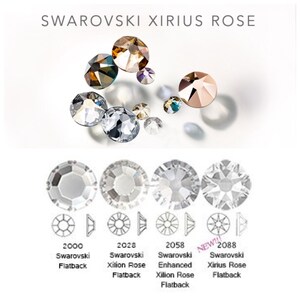 Peut inclure: Gros plan sur quatre cristaux Swarovski Xirius Rose &agrave; dos plat transparents. Les cristaux sont dispos&eacute;s en rang&eacute;e de gauche &agrave; droite, le plus petit cristal &agrave; gauche et le plus grand &agrave; droite. Les cristaux sont tous transparents et ont un l&eacute;ger &eacute;clat. Le texte "Swarovski Xirius Rose" est imprim&eacute; au-dessus des cristaux.