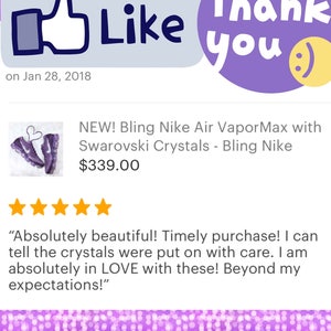 Puede incluir: Zapatillas Nike Air VaporMax moradas con cristales de Swarovski. Las zapatillas tienen un charm en forma de coraz&oacute;n en los cordones. La imagen incluye una rese&ntilde;a de cinco estrellas y el texto "&iexcl;Absolutamente hermosas! &iexcl;Compra oportuna! Puedo decir que los cristales fueron puestos con cuidado. &iexcl;Estoy absolutamente enamorada de estas zapatillas! &iexcl;M&aacute;s all&aacute; de mis expectativas!"
