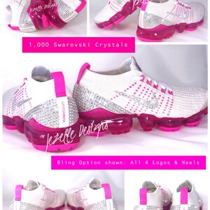 Puede incluir: Zapatillas Nike Vapormax blancas con detalles en rosa y un adorno completo de cristal. El texto "Jezelle Designs" aparece en las zapatillas y en la imagen. El texto "1.000 cristales Swarovski" aparece en la imagen. El texto "Opci&oacute;n de brillo mostrada: Todos los 4 logotipos y talones" aparece en la imagen.