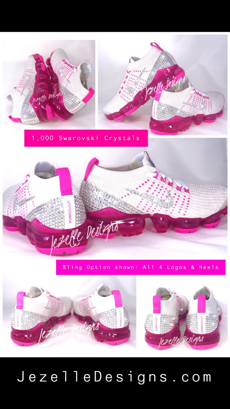 Puede incluir: Zapatillas Nike Vapormax blancas con detalles en rosa y un adorno completo de cristal. El texto "Jezelle Designs" aparece en las zapatillas y en la imagen. El texto "1.000 cristales Swarovski" aparece en la imagen. El texto "Opci&oacute;n de brillo mostrada: Todos los 4 logotipos y talones" aparece en la imagen.