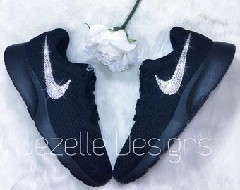 Zapatillas Nike Tanjun personalizadas con cristales Swarovski - Totalmente negras / Zapatos de mujer con detalles de joyería hechos a mano