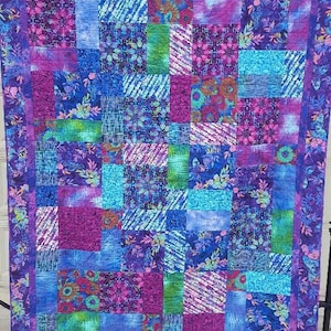 Große handgefertigte Steppdecke, 65 "x 77" Blue Quilt, voller Größe handgemachte Decke, lila/Himbeere/lila Quilt, Blueberry Patchwork Quilt, Blumen Bett