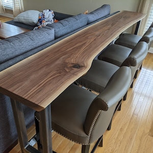 Mesa de sofá hecha a medida, hecha a mano - Borde vivo, losa de madera de nogal negro con acabado de grado comercial; Patas de acero de estilo industrial - Made in USA