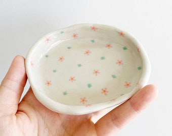 Plato de baratija de gres cerámico con pequeñas flores rosas y hojas verdes
