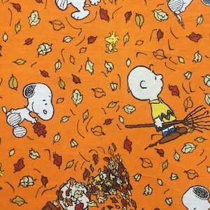 Camino de mesa reversible con hojas saltarinas de otoño, Snoopy, Charlie Brown Linens en color naranja