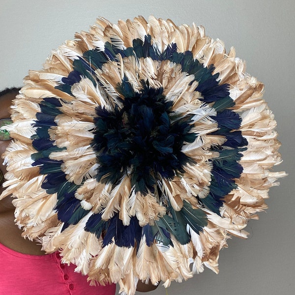 Juju Hat en plume beige et bleu  - 50 cm - Ajoutez une touche ethnique avec ce juju hat artisanal - Décoration unique Taille M 50 cm