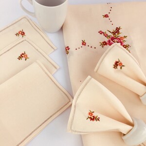 Serviette de table brodée avec un prénom et une rose - Le fil d'Annie