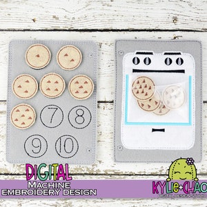 Puede incluir: Un juego de fieltro con una bandeja para galletas gris con galletas de fieltro y los números 7-10, y un horno blanco con galletas dentro. El texto "DIGITAL MACHINE EMBROIDERY DESIGN" se muestra en la imagen.