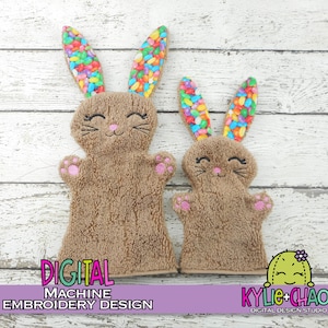 Puede incluir: Dos marionetas de mano con forma de conejo marrón con caras bordadas y almohadillas rosas. Las orejas de conejo están rellenas de coloridas gominolas. Las marionetas se exhiben sobre una superficie de madera blanca. El texto de la imagen dice "DIGITAL MACHINE EMBROIDERY DESIGN" y "KYLIE+CHAOS DIGITAL DESIGN STUDIO."