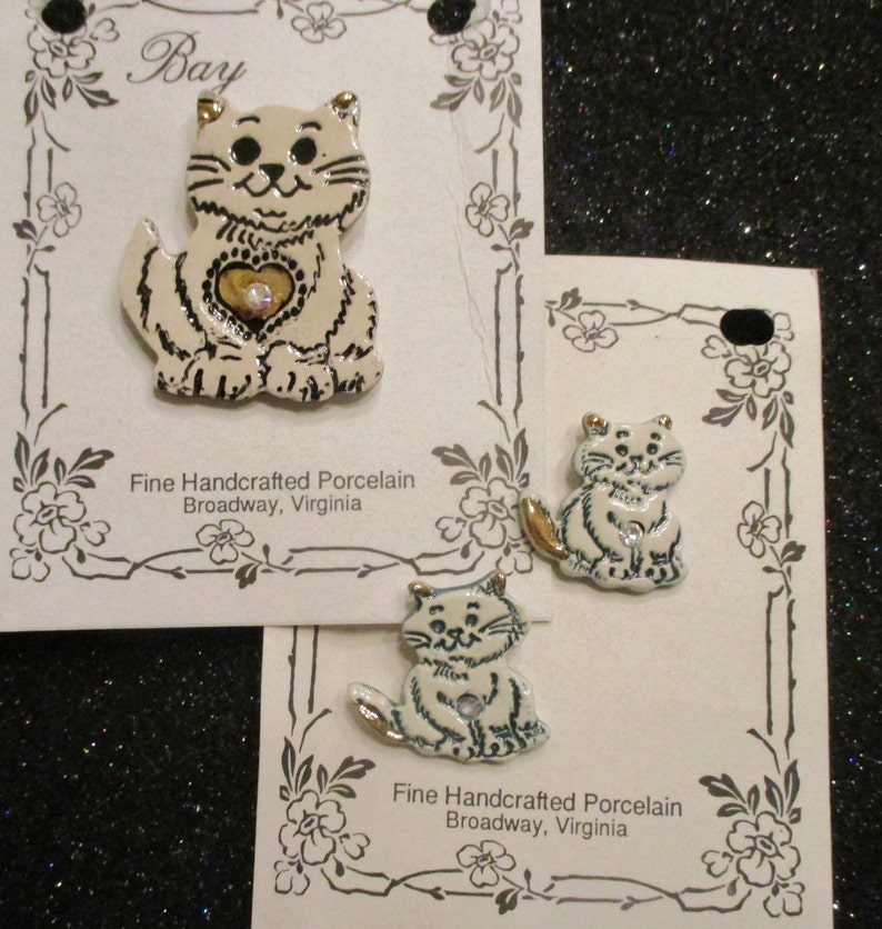 Porcelain Handcrafted Pin /& Post Earring Set from Bay Pottery Green-white Vintage estate sale jewelry MMS114R Purr-fect Kittens 2 pc set