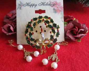 Holiday Holly Wreath & drop earrings 2 pc Set: Enameled Wreath with Candle Brooch, pearl pierced earrings. Vtg Estate sale jewelry DS157