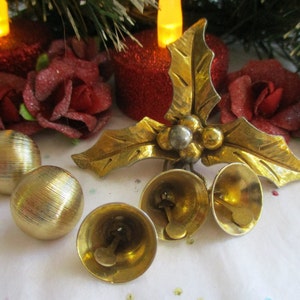 Goldtone Holly- Bells 2 pc Set: Designer &quot;Jeanne&quot; Holly/berries Brooch, brushed gold pierced earrings. Christmas. Estate sale jewelry DS147