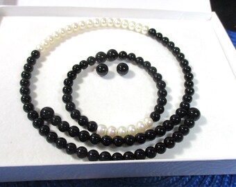 Black & White 3 pc jewelry set: Glass beaded Memory Wire Necklace and Bracelet, Black pierced earrings. Giftable. Estate Sale item #2417