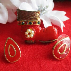 Santa Boot 2 pc set: Enameled Boot rhinestones & pearls pin, enameled year-round earrings. Christmas. Vintage Estate sale items DS158
