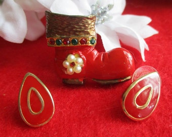 Santa Boot 2 pc set: Enameled Boot rhinestones & pearls pin, enameled year-round earrings. Christmas. Vintage Estate sale items DS158