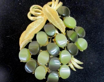 Vintage Grape/Berry Cluster Brooch: Brushed Gold Leaves, Sage & Forest Green Stones. Excellent condition. #2748