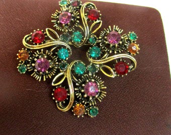 Regal colored rhinestones in vintage burst brooch. Goldtone metalwork. #2752