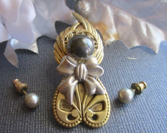 Holiday Angel & gray stud earrings 2 pc Set: Gold-silvertone Angel Black Cabochon pearl Brooch, earrings. Vtg Estate sale items DS151