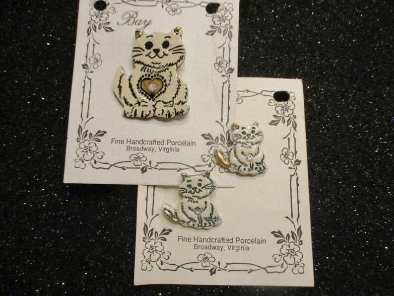 Porcelain Handcrafted Pin /& Post Earring Set from Bay Pottery Green-white Vintage estate sale jewelry MMS114R Purr-fect Kittens 2 pc set