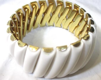 Lot 8 cuff bracelets: metal, expandable, stretch, hinged, formed, bugle beads, metal charms, large bead, plastic. Destash G096