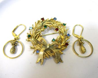 Christmas Wreath, signed LJM - bow, pine cones, rhinestones. Drop pierced Earrings - (pine cones or pineapples). Vintage 2 pc set # 2699