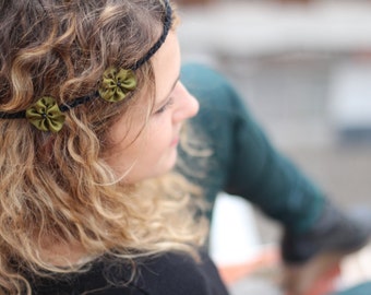 Headband  Bohème - petites fleurs de satin kaki sur base de coton noire à nouer - fait main.