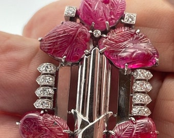 Art Deco Carved Ruby and Diamond Brooch, 20 Carats, 18k Yellow Gold and Platinum