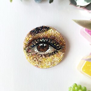 Bruin oog kralen broche, handgemaakt realistisch kralen borduurwerk, boze oog broche, bruin oog in een cirkel uniek cadeau voor oogarts afbeelding 1