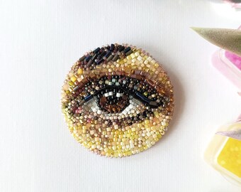 Broche con cuentas de ojos marrones, bordado de cuentas realista hecho a mano, broche de mal de ojo, ojo marrón en un círculo regalo único para oftalmólogo