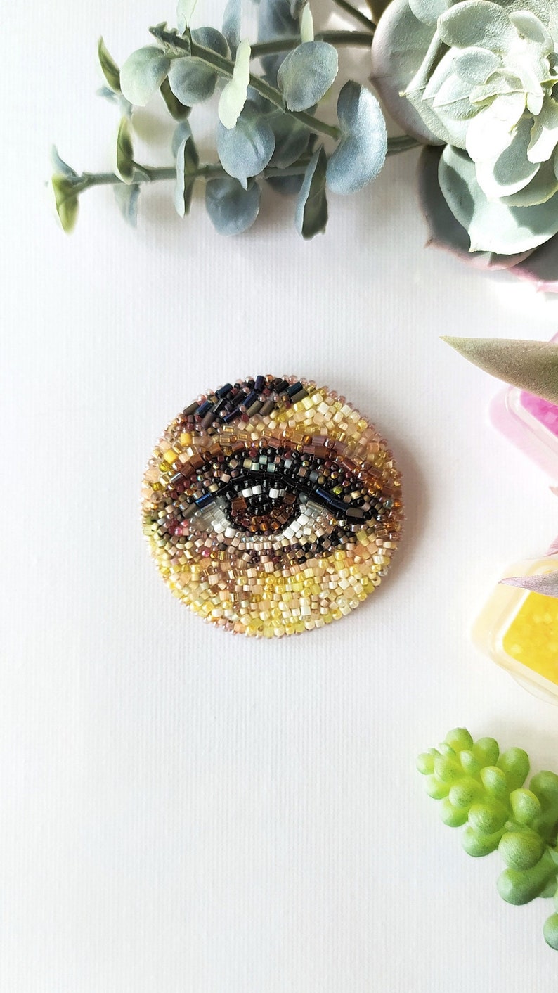 Bruin oog kralen broche, handgemaakt realistisch kralen borduurwerk, boze oog broche, bruin oog in een cirkel uniek cadeau voor oogarts afbeelding 1