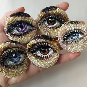 Bruin oog kralen broche, handgemaakt realistisch kralen borduurwerk, boze oog broche, bruin oog in een cirkel uniek cadeau voor oogarts afbeelding 7