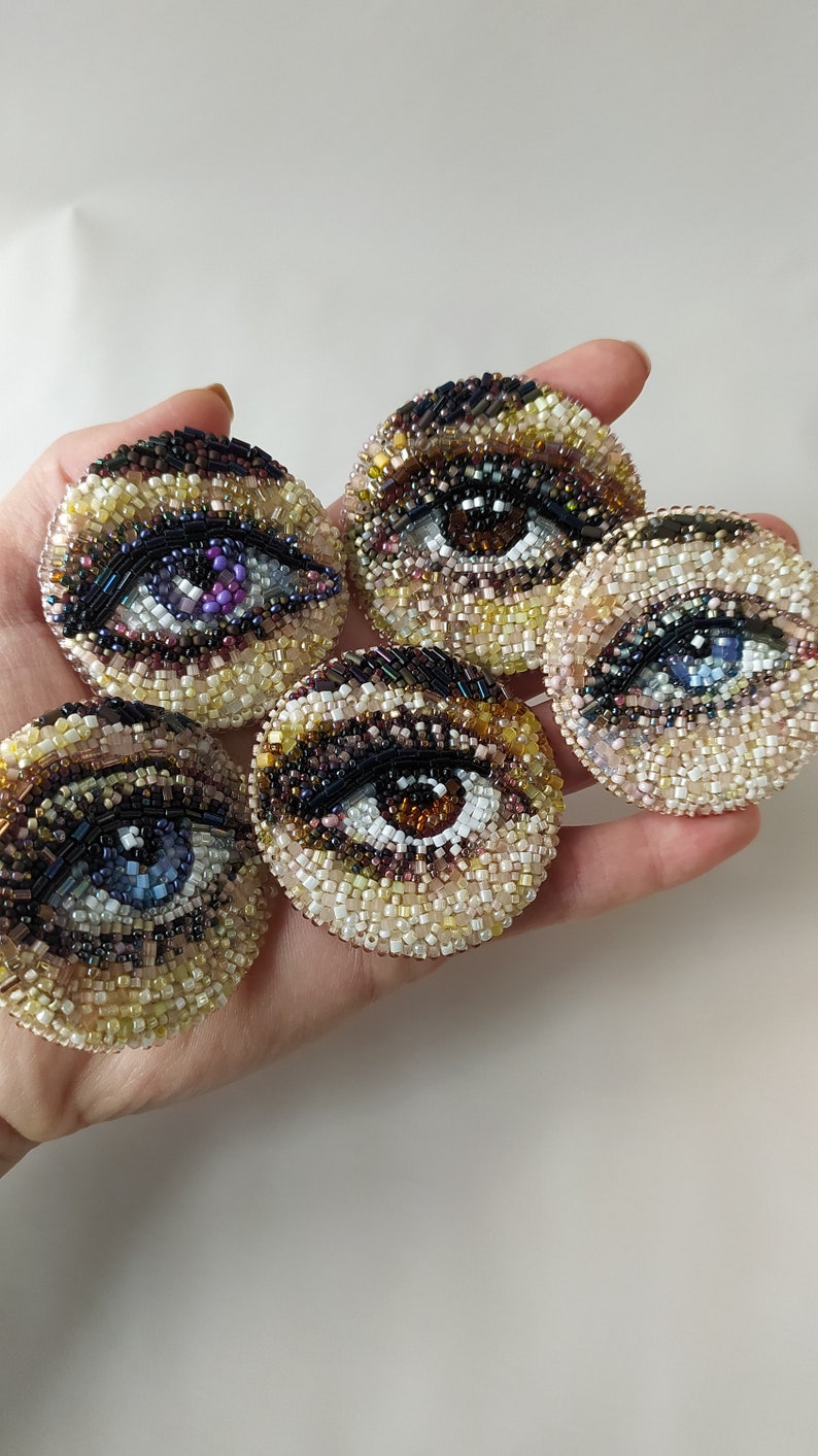 Bruin oog kralen broche, handgemaakt realistisch kralen borduurwerk, boze oog broche, bruin oog in een cirkel uniek cadeau voor oogarts afbeelding 7