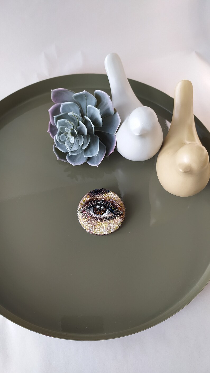 Bruin oog kralen broche, handgemaakt realistisch kralen borduurwerk, boze oog broche, bruin oog in een cirkel uniek cadeau voor oogarts afbeelding 5