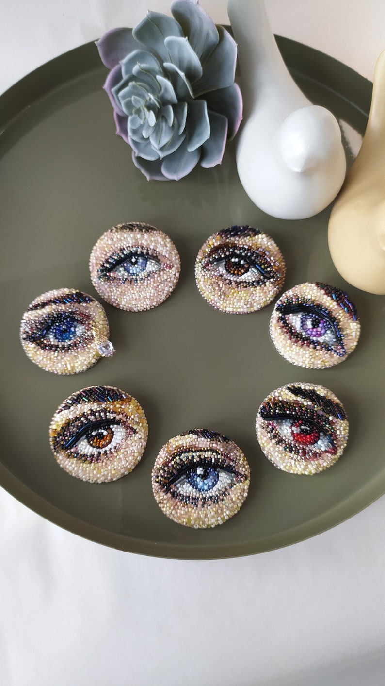 Bruin oog kralen broche, handgemaakt realistisch kralen borduurwerk, boze oog broche, bruin oog in een cirkel uniek cadeau voor oogarts afbeelding 6