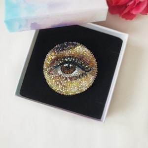 Bruin oog kralen broche, handgemaakt realistisch kralen borduurwerk, boze oog broche, bruin oog in een cirkel uniek cadeau voor oogarts afbeelding 2