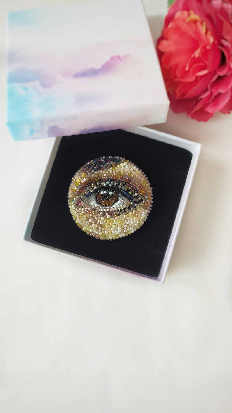 Bruin oog kralen broche, handgemaakt realistisch kralen borduurwerk, boze oog broche, bruin oog in een cirkel uniek cadeau voor oogarts afbeelding 2