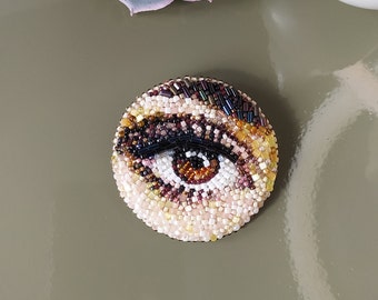 Broche met bruine ogen, handgemaakt realistisch kralenborduurwerk, boze oogbroche, bruin oog in een cirkel