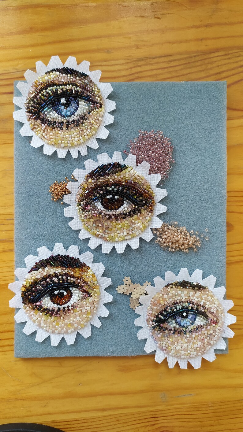Bruin oog kralen broche, handgemaakt realistisch kralen borduurwerk, boze oog broche, bruin oog in een cirkel uniek cadeau voor oogarts afbeelding 8