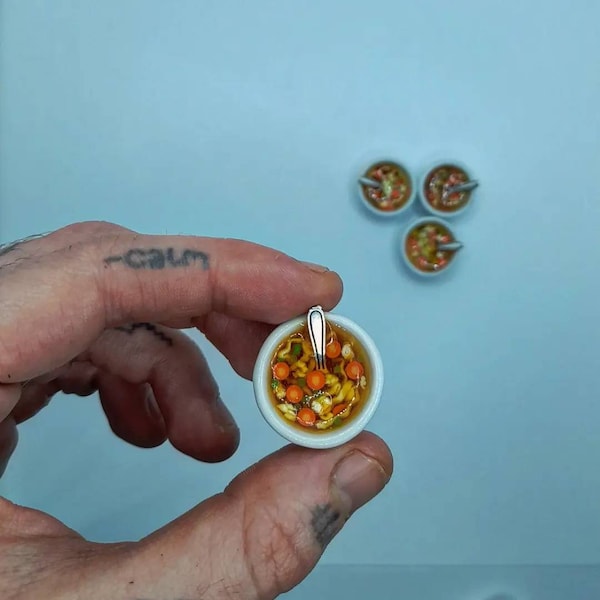 Miniature bol de soupe poulet et nouilles à l'échelle 1:12 avec cuillère petite broche alimentaire cadeau aimant pour réfrigérateur