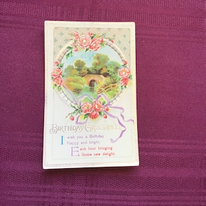 Carte postale d'anniversaire vintage/ Voeux d'anniversaire/ Roses roses/ Scène rurale/ Carte postale en relief/ Éphémères de collection - 1925