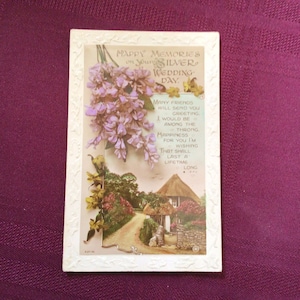 Vintage Anniversary Postcard/Srebrny Dzień Ślubu/Strzechany Wiejski Dom/Fioletowa Wisteria/Wytłaczana Pocztówka/Kolekcjonerska Ephemera