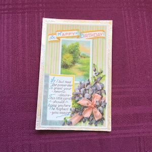 Cartão postal de aniversário antigo/cena rural-buquê de violetas/uma saudação de feliz aniversário/borda em relevo/coisas efêmeras colecionáveis