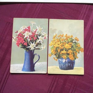 Paire de cartes postales anciennes/cartes postales florales/Images de natures mortes/ Vases bleus/ Fleurs roses et blanches/ Fleurs jaunes/ Éphémères de collection