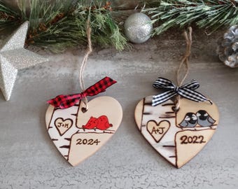 LOVEBIRDS Rustikaler Weihnachtsbaumschmuck, individuelles personalisiertes Geschenk, Hochzeitsgeschenk für Paare, handgefertigtes Holzbirkengeschenk