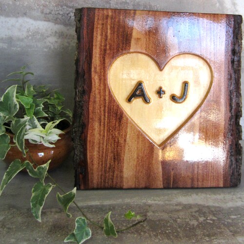 Regalos de 5º aniversario, iniciales de pareja, aniversario para hombres, regalo rústico de 5º aniversario para él, letreros de corazón, corteza de árbol natural
