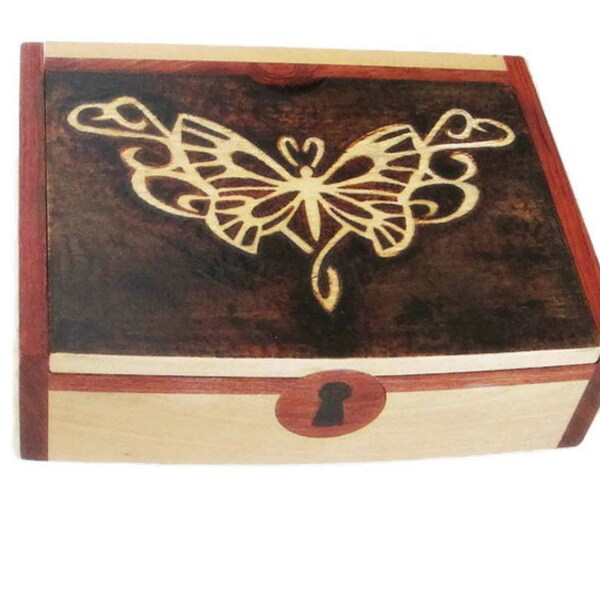 Hout verbrand Celtic Butterfly Art - Ierse huwelijksgeschenk - vlinder sieraden doos - Tribal Art - Ierse kerstcadeau - Stash Box voor meisjes